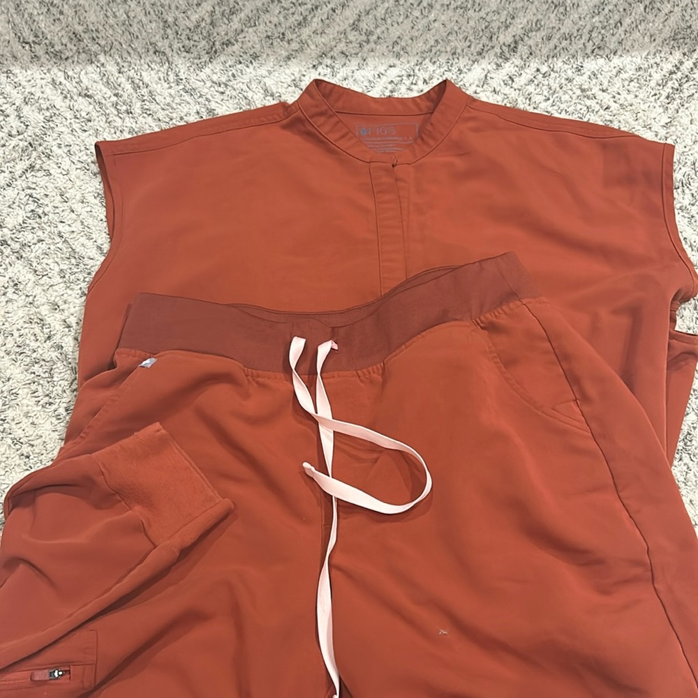 In perfect condition!! Fig auburn colored scrubs! Size large in both.